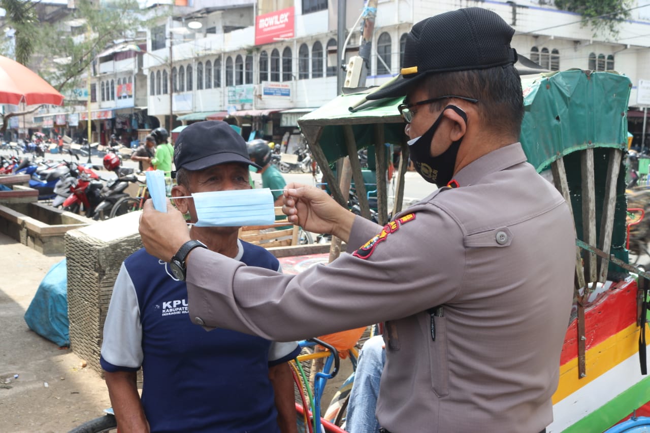 Jajaran Polres Inhil Bagikan Masker kepada Masyarakat