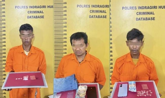 Satres Narkoba Polres Inhu Ringkus Tiga Tersangka dari Desa Pekan Heran, Puluhan Paket Sabu Ditemukan