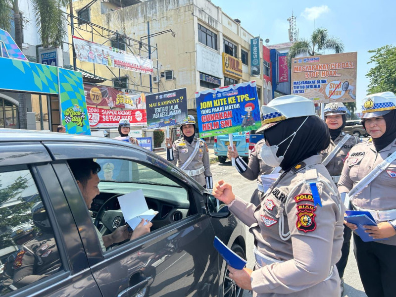 Ditlantas Polda Riau Edukasi Pengendara Agar Tertib Berlalu Lintas