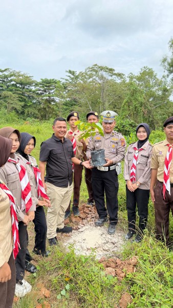 Jajaran Polsek Mandau Libatkan Gerakan Pramuka Saka Bhayangkara  Bengkalis Tanam Pohon