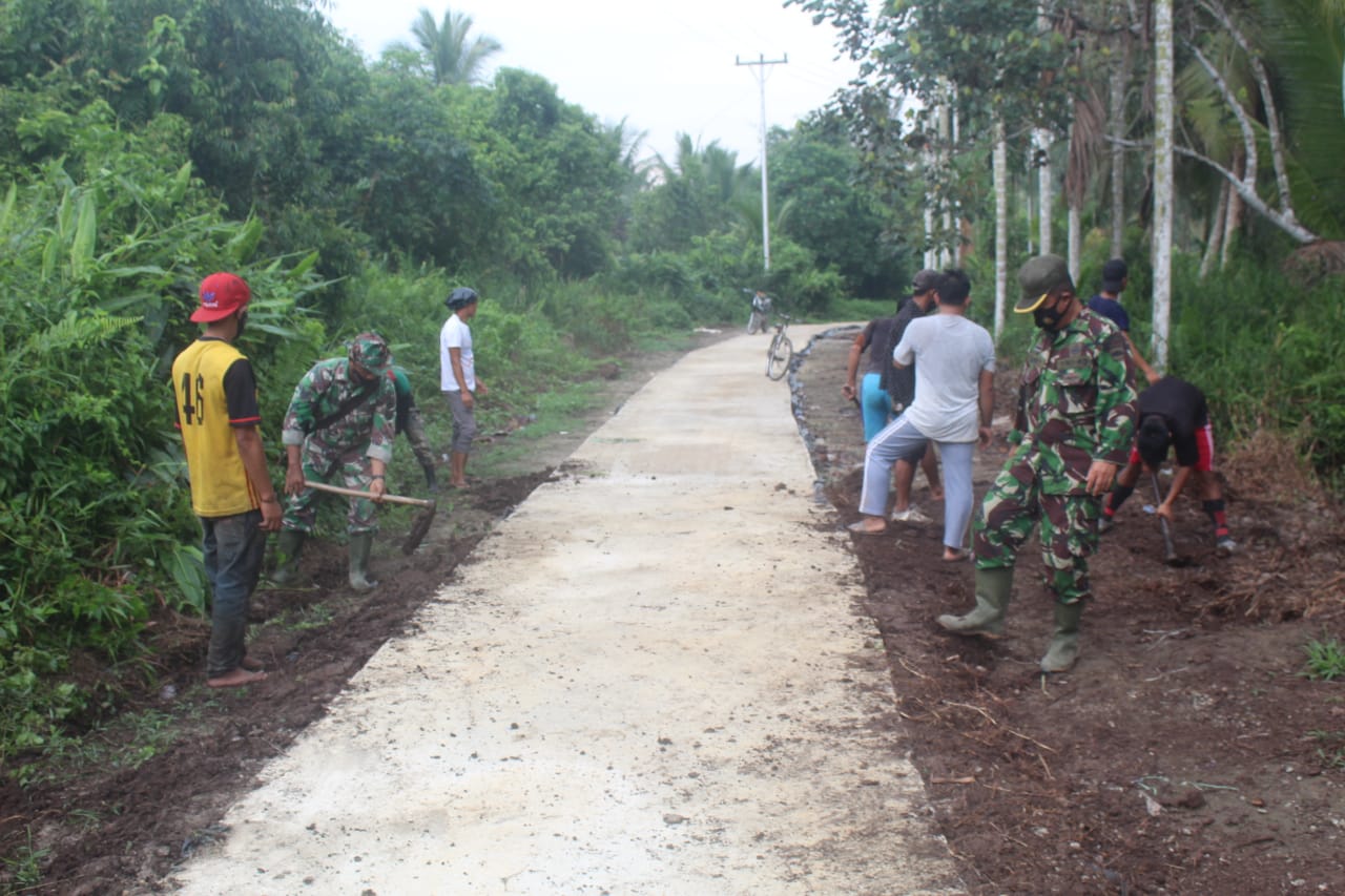 Satgas TMMD Inhil Bersama Masyarakat Goro Buat Berem di Jalan Penghubung Antar Desa