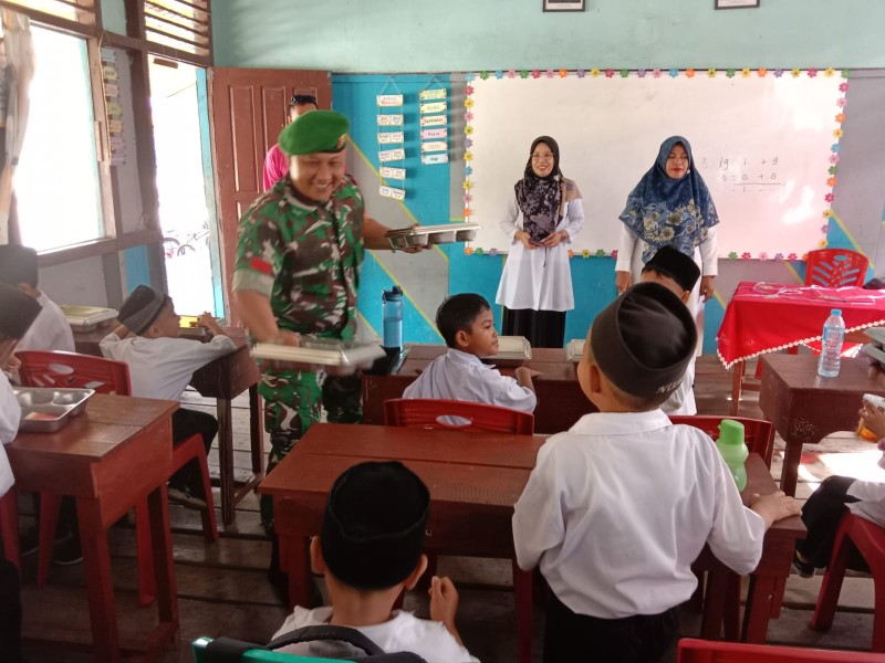 Dukung Generasi Sehat dan Cerdas, Koramil 06/Kateman Berikan Pendampingan Program MBG di Sekolah