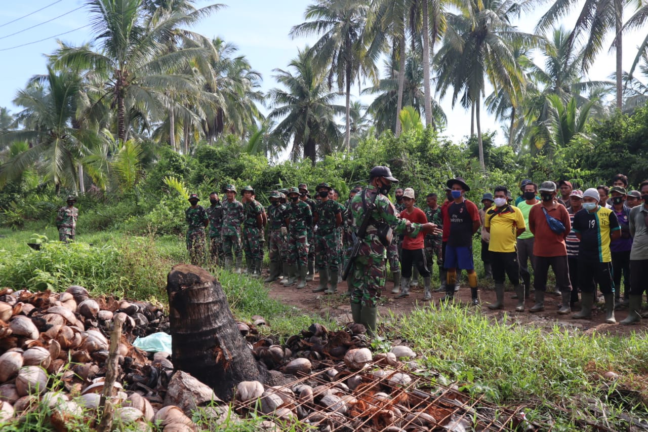 Sebelum ke Lokasi Sasaran, Satgas TMMD dan Masyarakat Inhil Lakukan Apel Pengecekan