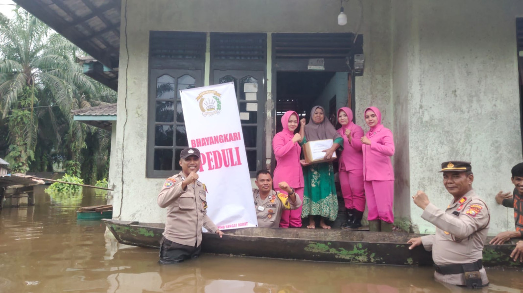 Kapolsek Rengat Barat dan Bhayangkari Antarkan Bantuan Banjir ke Desa Redang