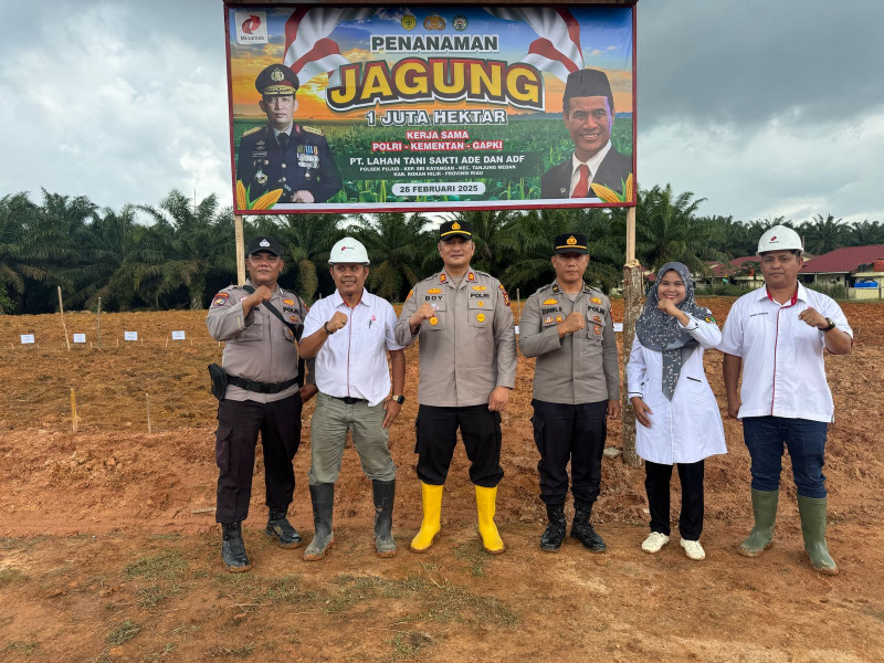 Dukung Asta Cita, Polsek Pujud Polres Rohil Lakukan Penanaman Jagung