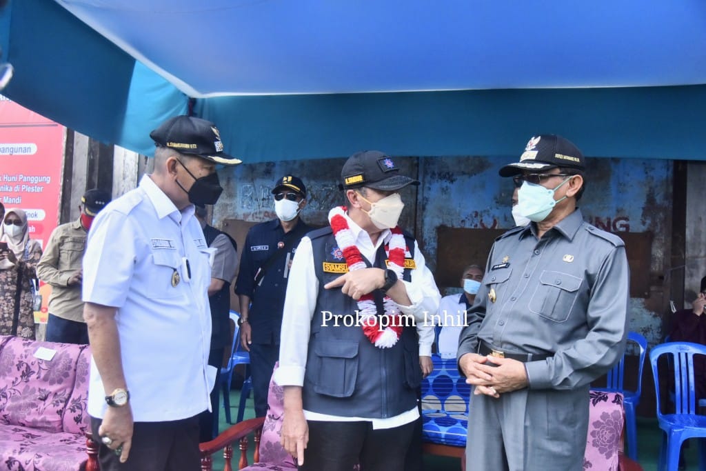 Bupati Inhil Dampingi Gubri Lakukan Peletakan Batu Pertama Relokasi RLH di Tanah Merah