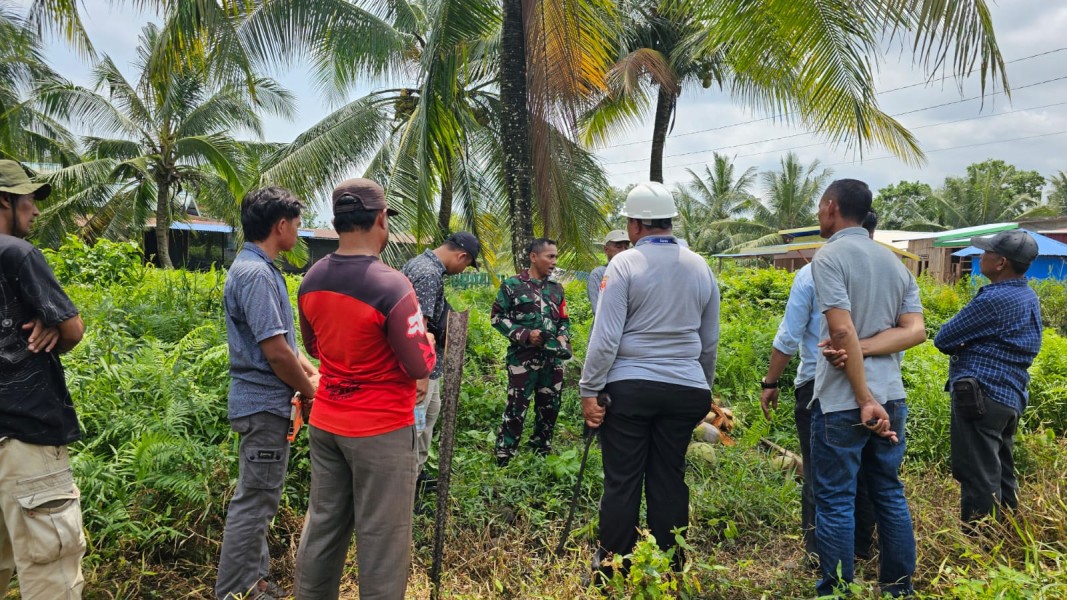 Babinsa Koramil 06/Kateman Gelar Komsos Dua Arah Bersama Tokoh Masyarakat Desa Air Tawar
