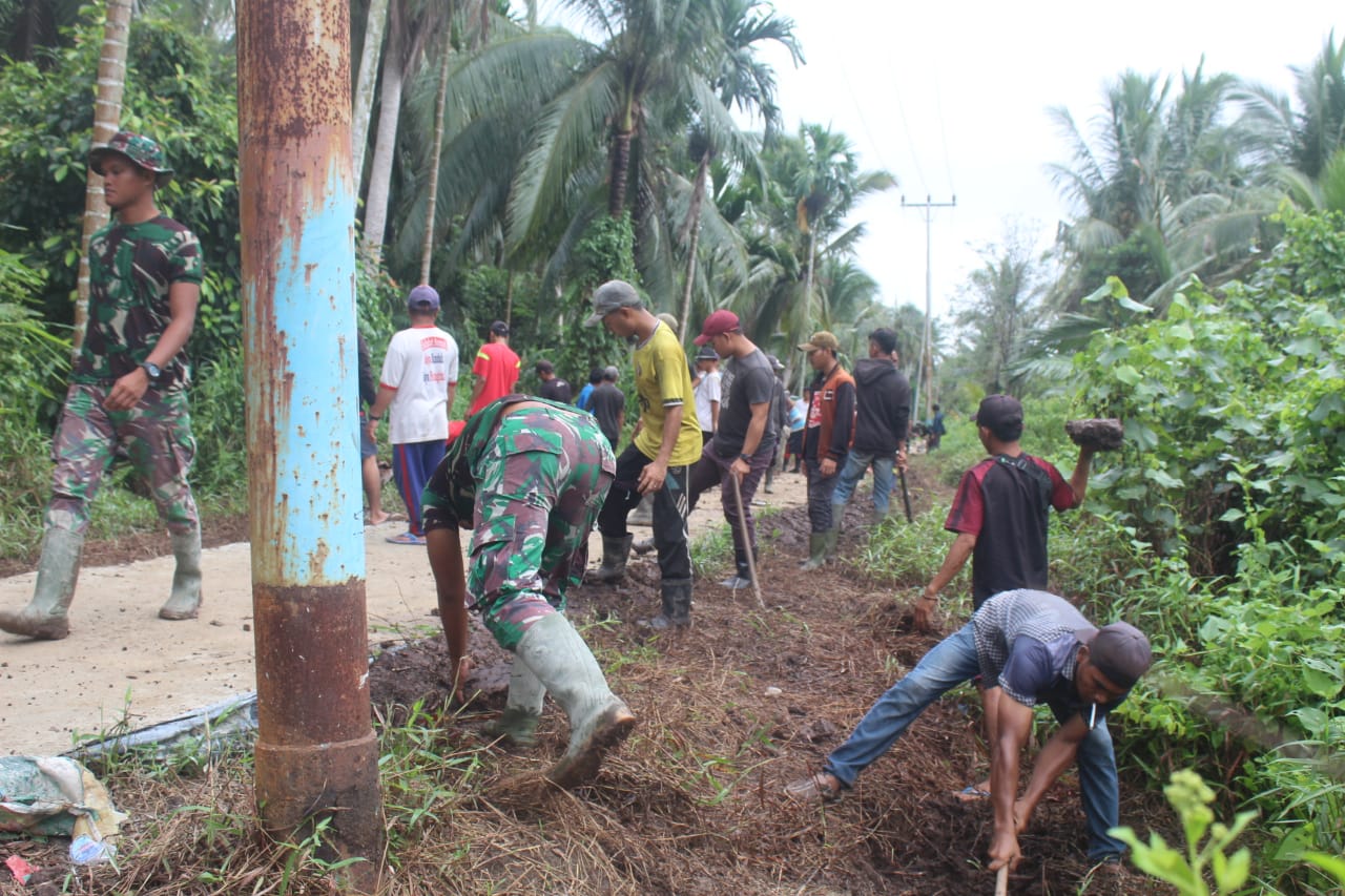 Finishing, Satgas TMMD Inhil dan Masyarakat Kebut Pengerjaan Berem