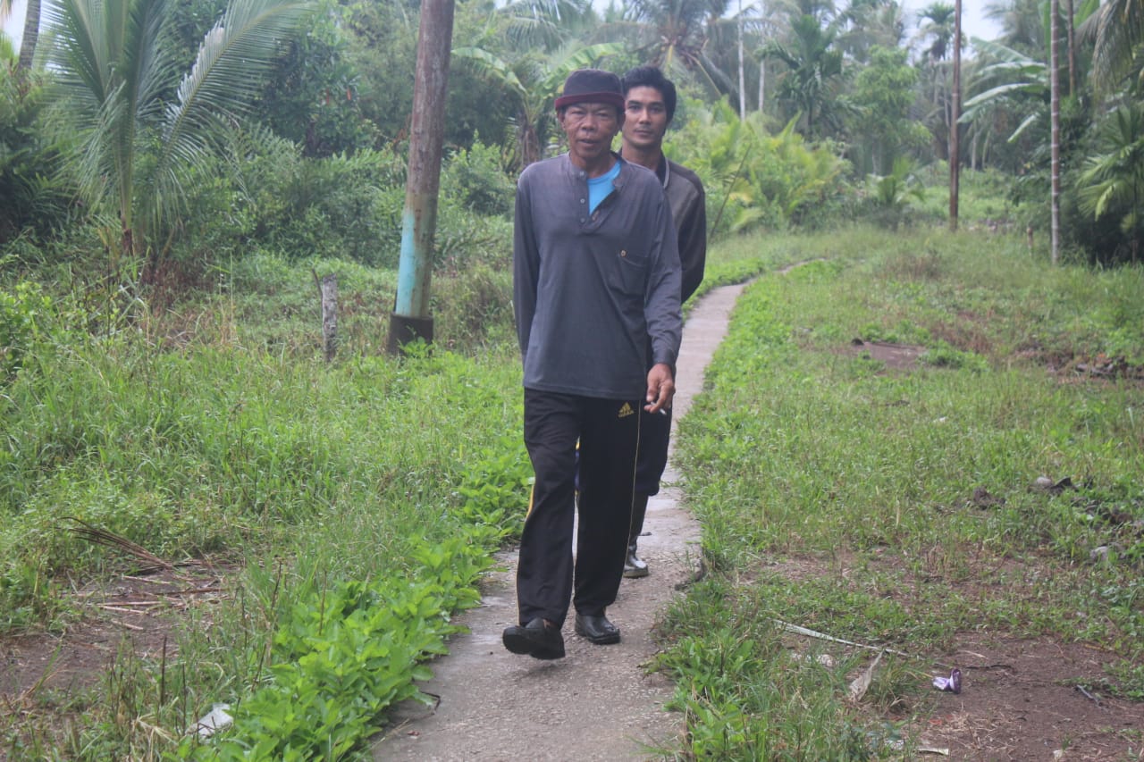 Warga Desa Teluk Bunian Rela Berjalan Kaki 2 Kilometer untuk Menuju Sasaran TMMD