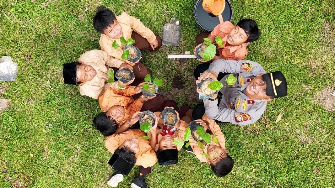 Kapolsek LBJ Ajak Partisipasi Pimpinan Kecamatan Dan Siswa Berkontribusi dalam Gerakan Tanam 21.000 Pohon