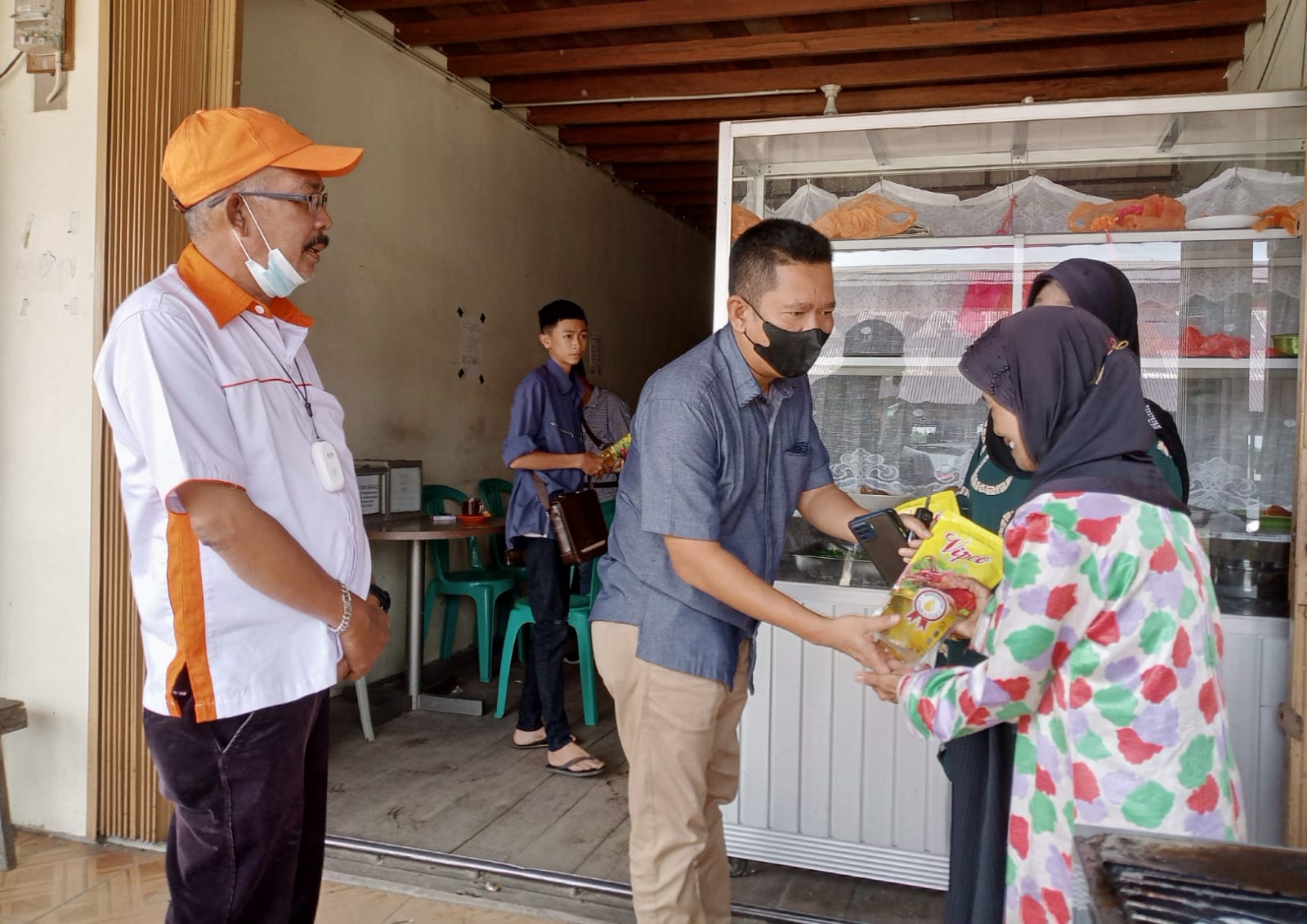 Dinas ke Inhil, AKP Rhino Handoyo Sempatkan Diri Berbagi Bersama Masyarakat