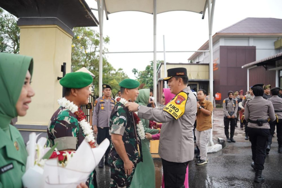 Kapolda Riau Lepas Brigjen TNI Dany Rakca dengan Tradisi Pedang Pora