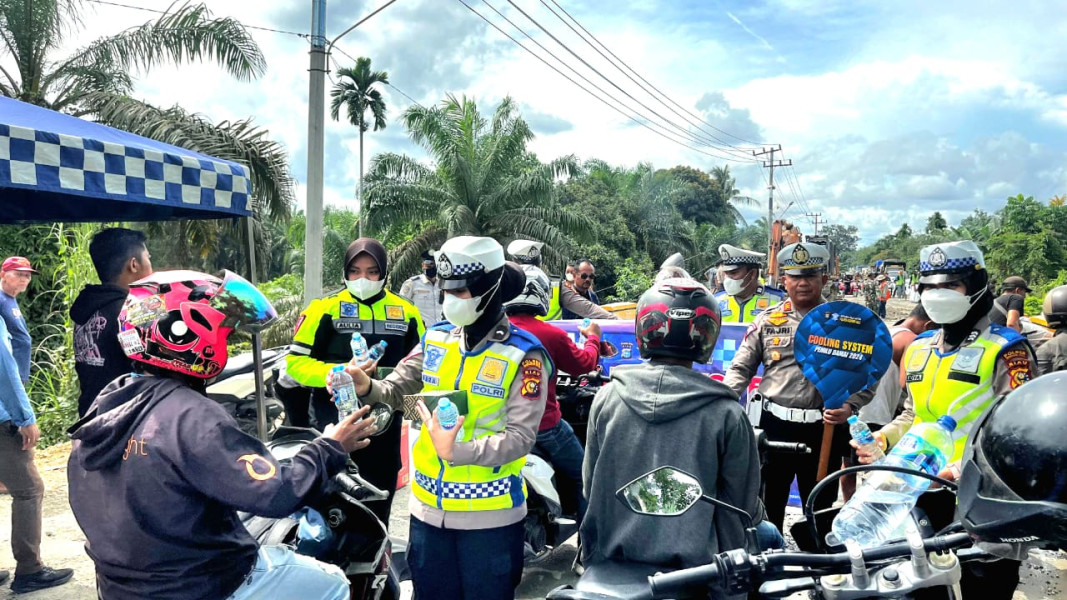 Kasat Lantas Polres Inhu dan Polwan Bagikan Makanan kepada Sopir yang Antri di Jembatan Barangan