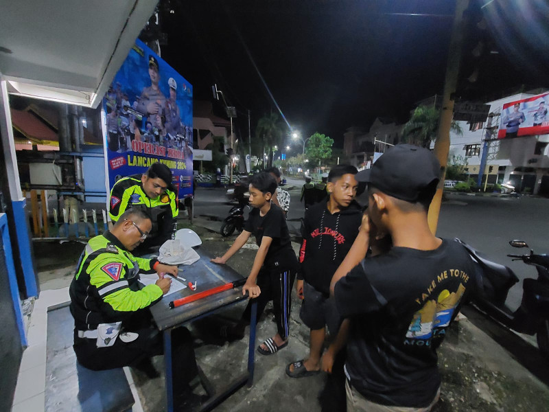 Blue Light Patrol, Sat Lantas Polres Inhu Tindak Balap Liar dan Ajak Pemuda Lawan Hoax