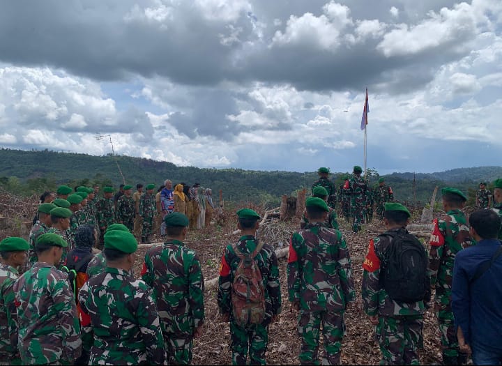 Meriahkan HUT ke-79 TNI, Kodim 0302/Inhu Kibarkan Bendera Merah Putih di Bukit Tiga Puluh