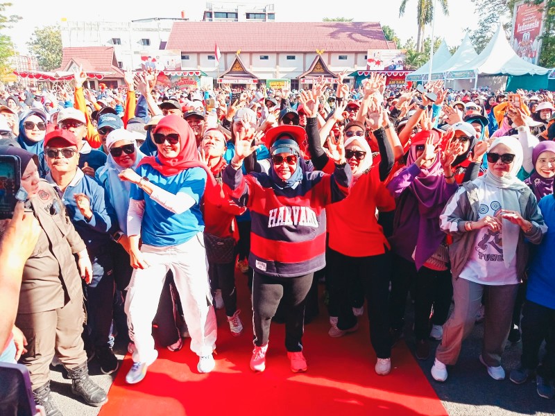Bupati Kasmarni dan Ketua DPRD, Septian Nugraha Lepas Ribuan Peserta Jalan Sehat di Mandau