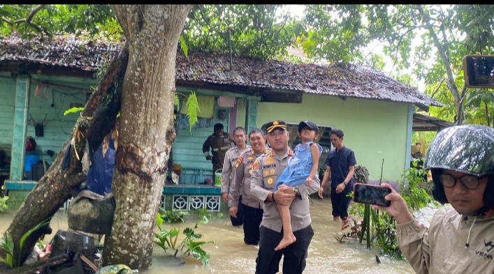 Tanggap Bencana Polres Lingga Lingga Tangani Bencana Banjir.