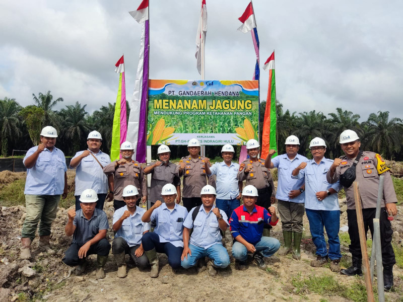 Sukseskan Program Presiden, PT GH dan Polres Inhu Tanam Jagung