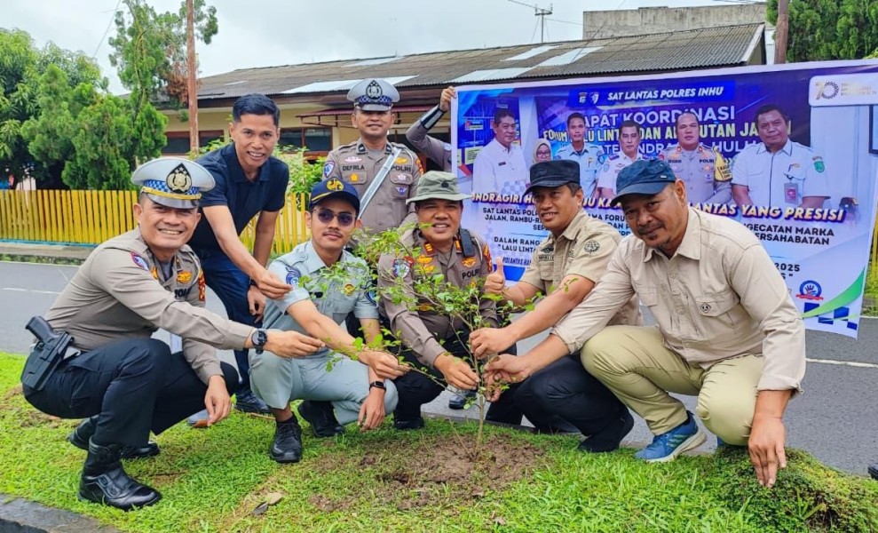 Dalam Rangka Hari Jadinya, Polantas Inhu Cat Marka Jalan hingga Tanam Pohon Bersama