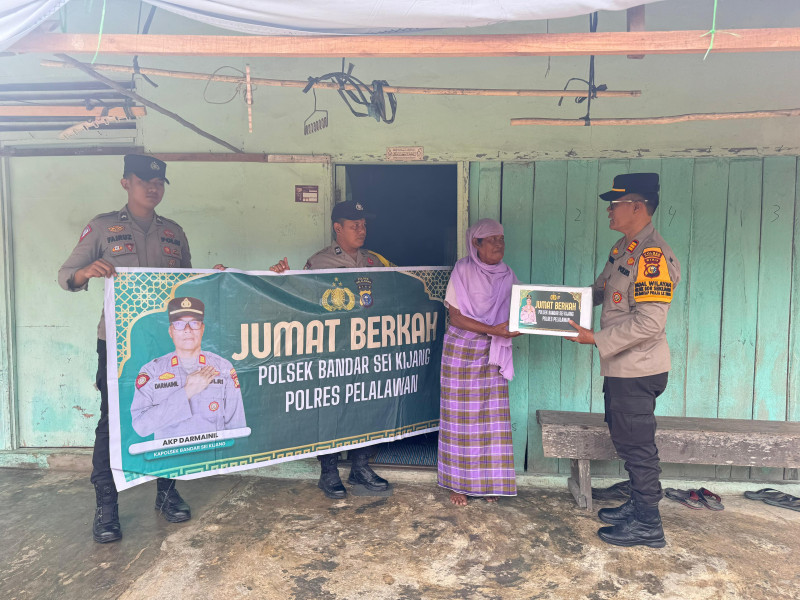 Pasca Pilkada, Polsek Bandar Sei Kijang Bagikan Sembako untuk Warga