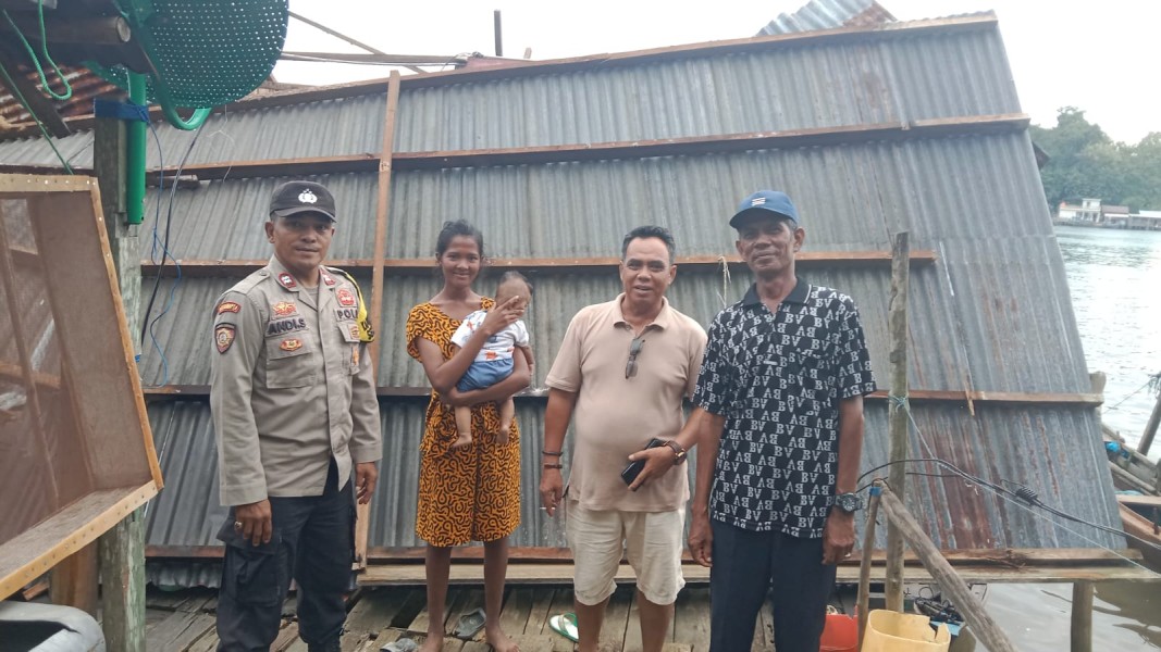 Polsek Daik Lingga Tanggap Cepat Bencana, Bantu Warga Korban Puting Beliung di Pulau Lipan.