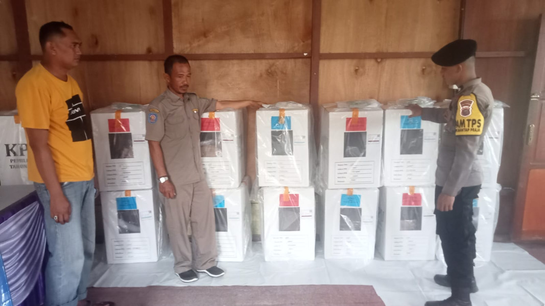 Personel Polsek Kuindra Kawal Ketat Pergeseran Logistik Pilkada 2024 ke PPS Kelurahan Sapat