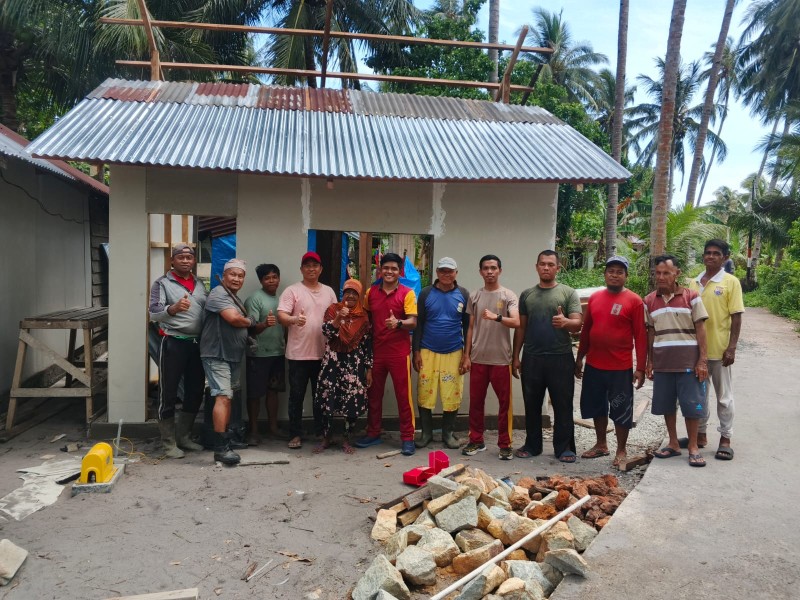 Kolaborasi Polres Lingga , Polsek Daik Lingga dan Pemdes Selayar Bangun Rumah Warga Tidak Layak Huni.