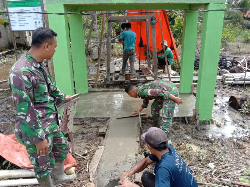 TMMD ke-123, Babinsa Koramil 06/Kateman Bersama Warga Antusias Laksanakan Pengecoran Lantai Pembangunan Sumur Bor