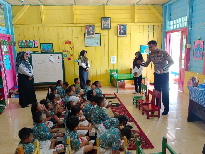 Satlantas Polres Lingga Tanamkan Kesadaran Tertib Berlalu Lintas Pada Anak Usia Dini.