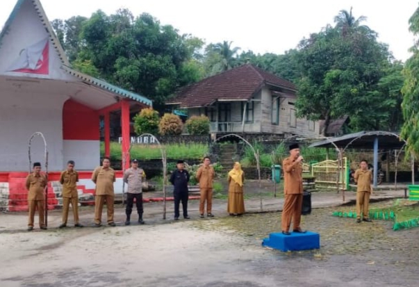 Pemerintah Kecamatan Selayar Gelar Apel Perdana Pasca Liburan Idul Fitri 1446.H di Lapangan Merdeka Desa Penuba Kecamatan Selayar.