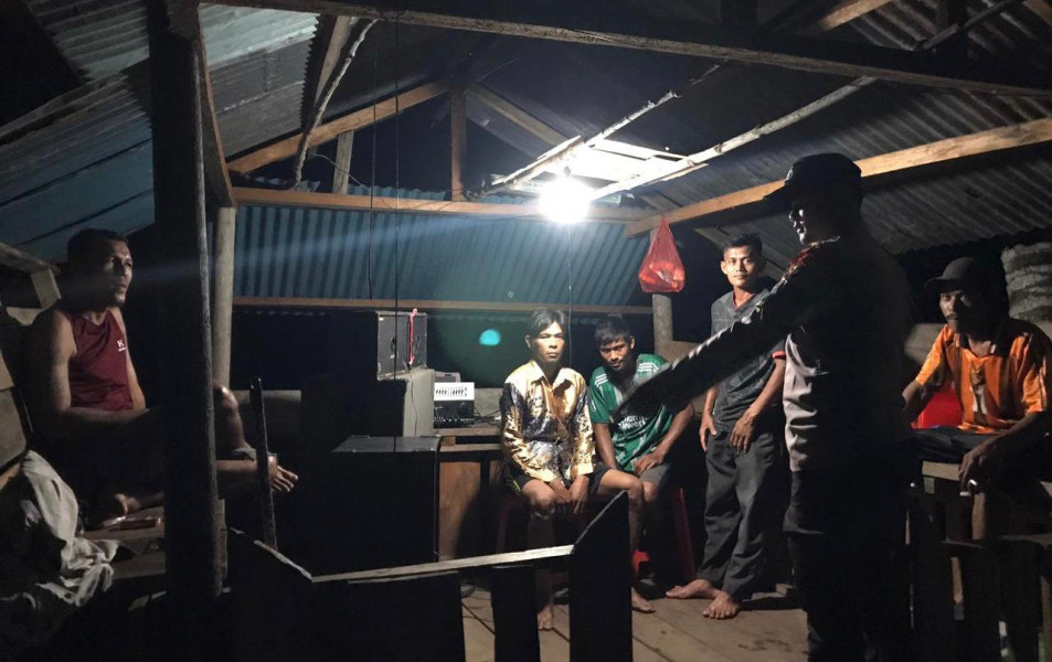 Jangan Terpengaruh Berita Hoax Bhabinkamtibmas desa Insit Sambangi Masyarakat