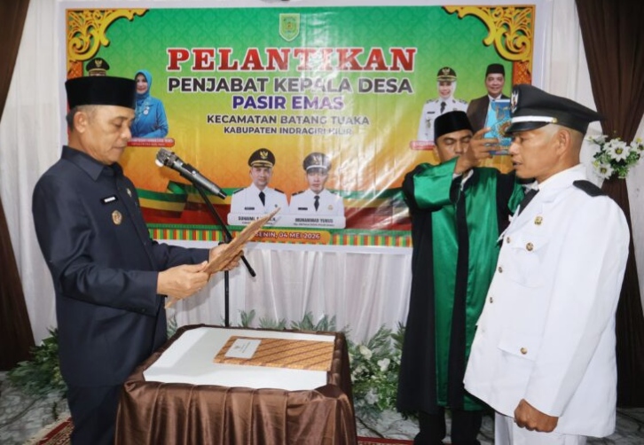 Bupati Inhil Lantik Pj Kepala Desa Pasir Emas