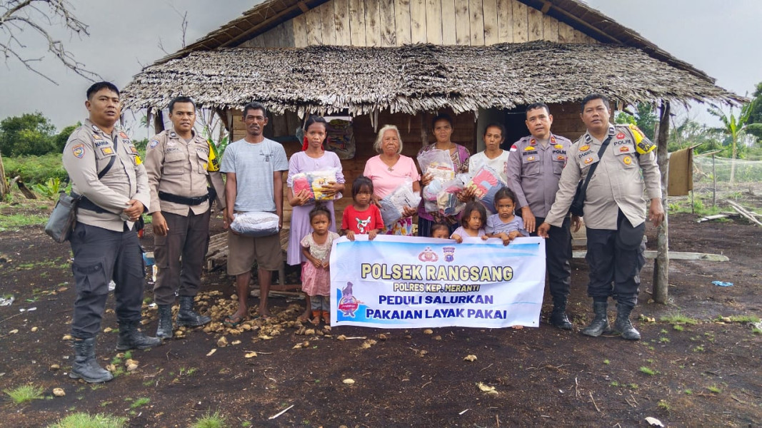 Telusuri Pulau Terluar Ciptakan Pilkada Damai, Kapolsek Rangsang Salurkan Bantuan Untuk Suku Akit