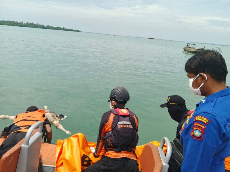 Polres Lingga Evakuasi Mayat Tanpa Identitas di Perairan Desa Pulau Lalang.