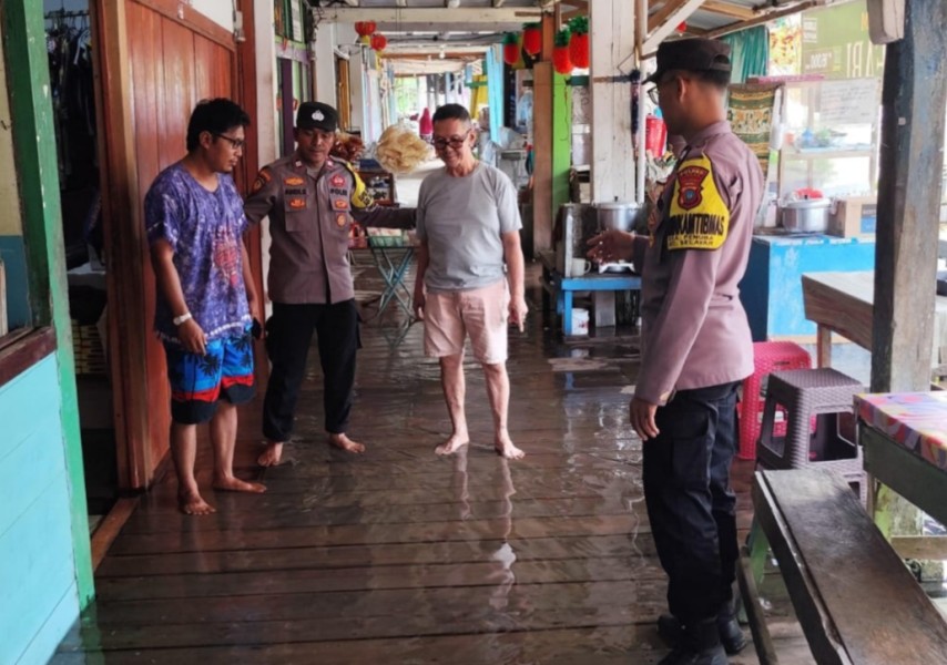 Cuaca Ekstrem, Polisi dan Warga Penuba Kompak Bersiaga di Titik Rawan Banjir.