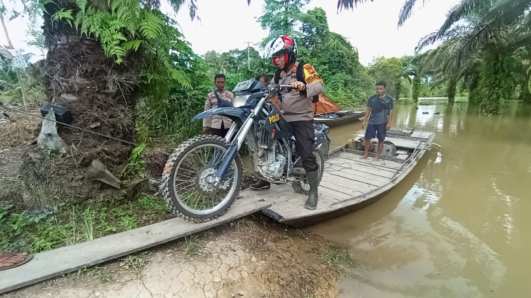 Polisi Ukui Menyusuri Sungai untuk Sambangi Desa Terpencil, Sampaikan Pesan Pilkada Damai