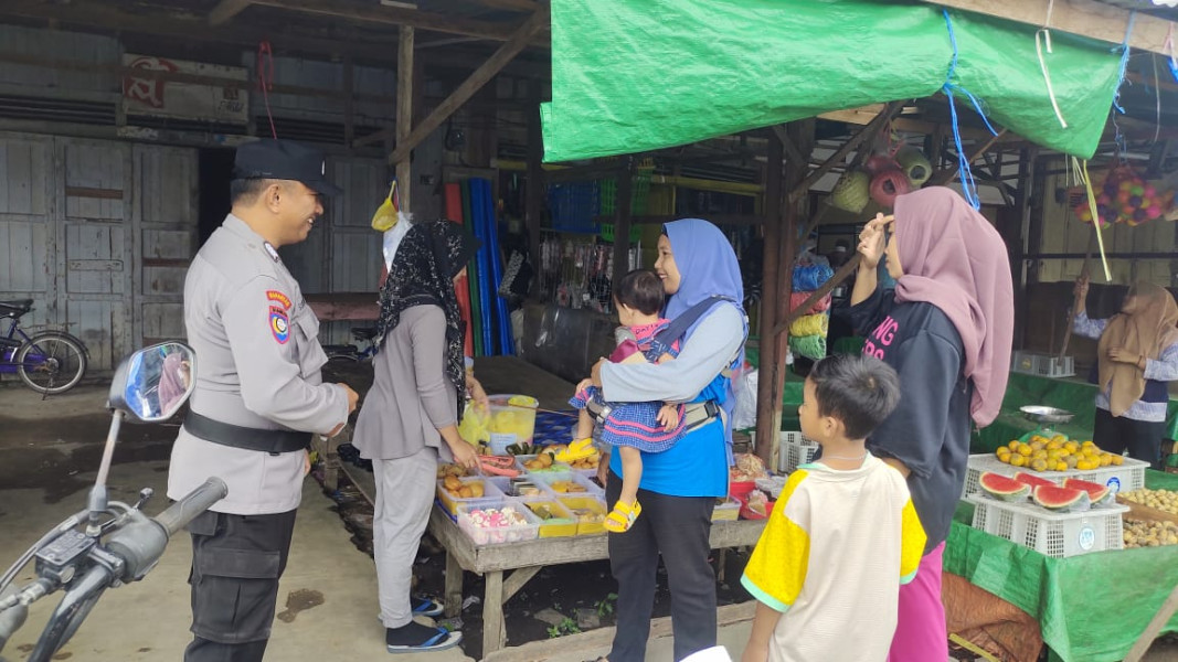 Berkeliling ke Pasar Sungai Salak, Personil Polsek Tempuling Pastikan Kamtibmas Aman