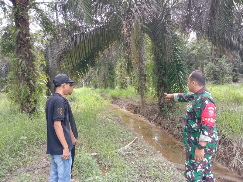 Babinsa Koramil 06/Kateman Imbau Warga Tidak Membuka Lahan dengan Membakar