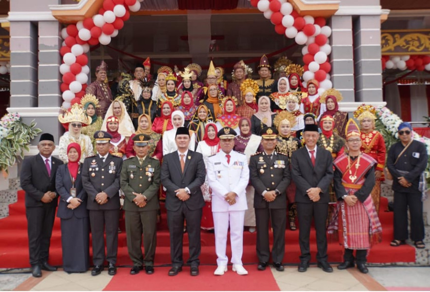 Bupati Kuansing Pimpin Upacara HUT RI ke-79 di Lapangan Limuno Teluk Kuantan