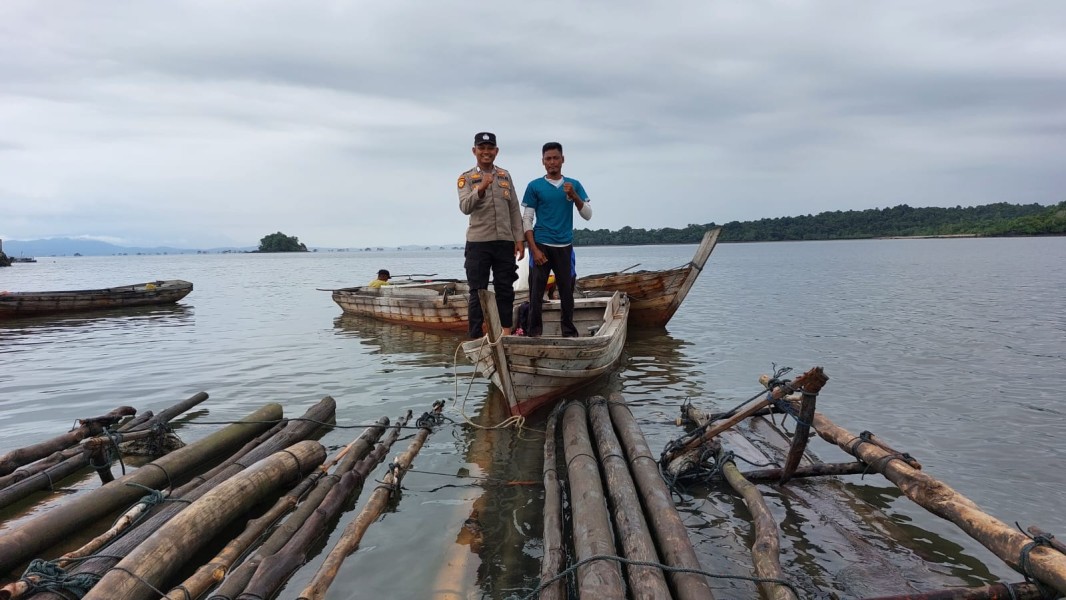 BRIPKA Samsurizal dan Masyarakat Desa Bakong Gotong Royong Gandeng Pancang Kelong.
