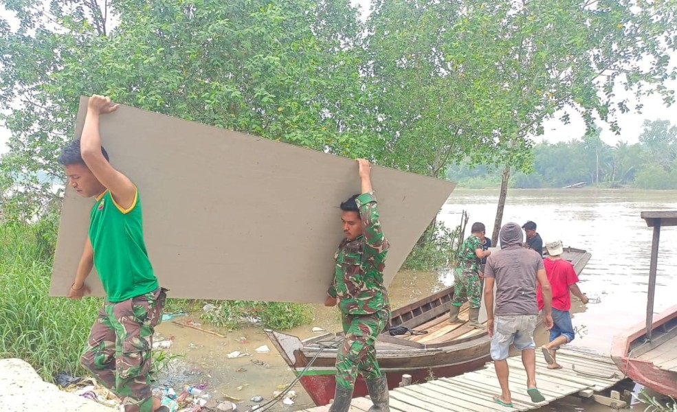 ​Tembus Gelombang, Kodim 0314/Inhil Pasok Material TMMD Ke-130 ke Desa Kuala Lemang