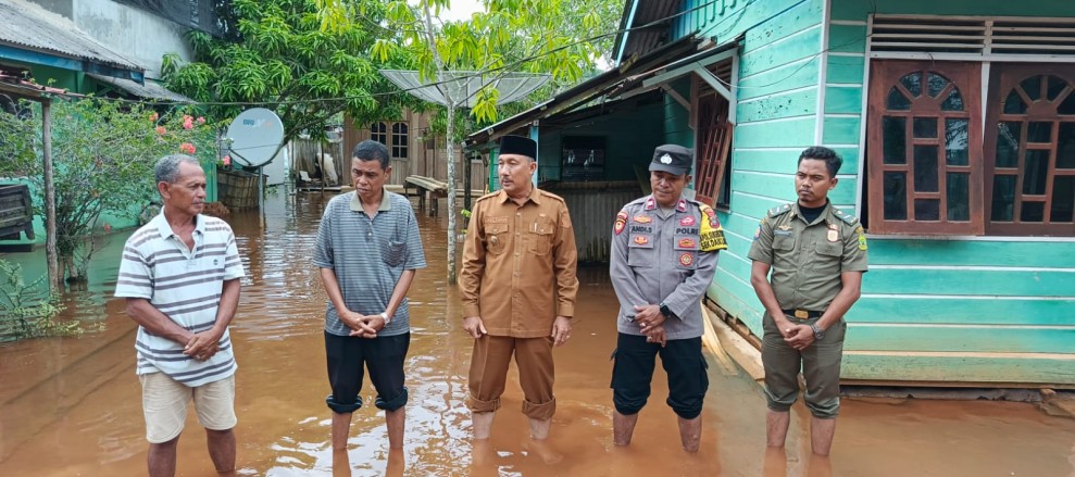 Forkopim Kecamatan Selayar Gelar Patroli Cepat Tanggap Antisipasi Banjir Rob Akibat Cuaca Ekstrem.