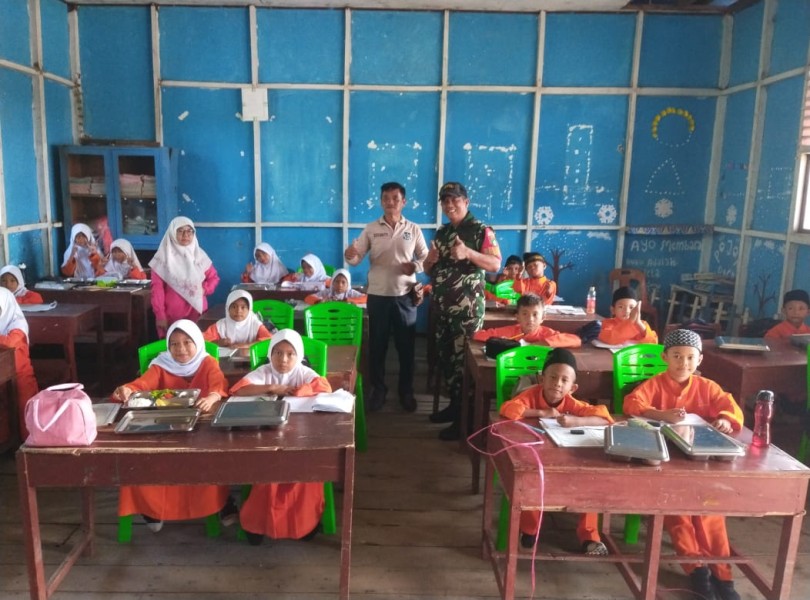 Dukung Pertumbuhan Anak, Babinsa Koramil 06/Kateman Kawal Program MBG di Kateman