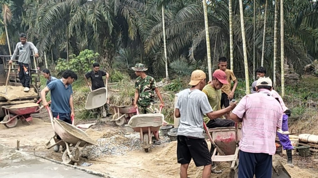 Sinergi Tanpa Batas, TNI dan Warga Kuala Lemang Bahu-Membahu Semenisasi Jalan 1 KM