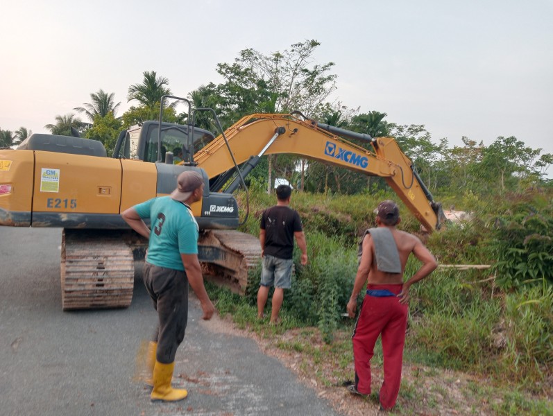 Kemarau Berkepanjangan, Warga Tanjung Dua Krisis Air Bersih, Pemdes Selayar Gali Sumur.