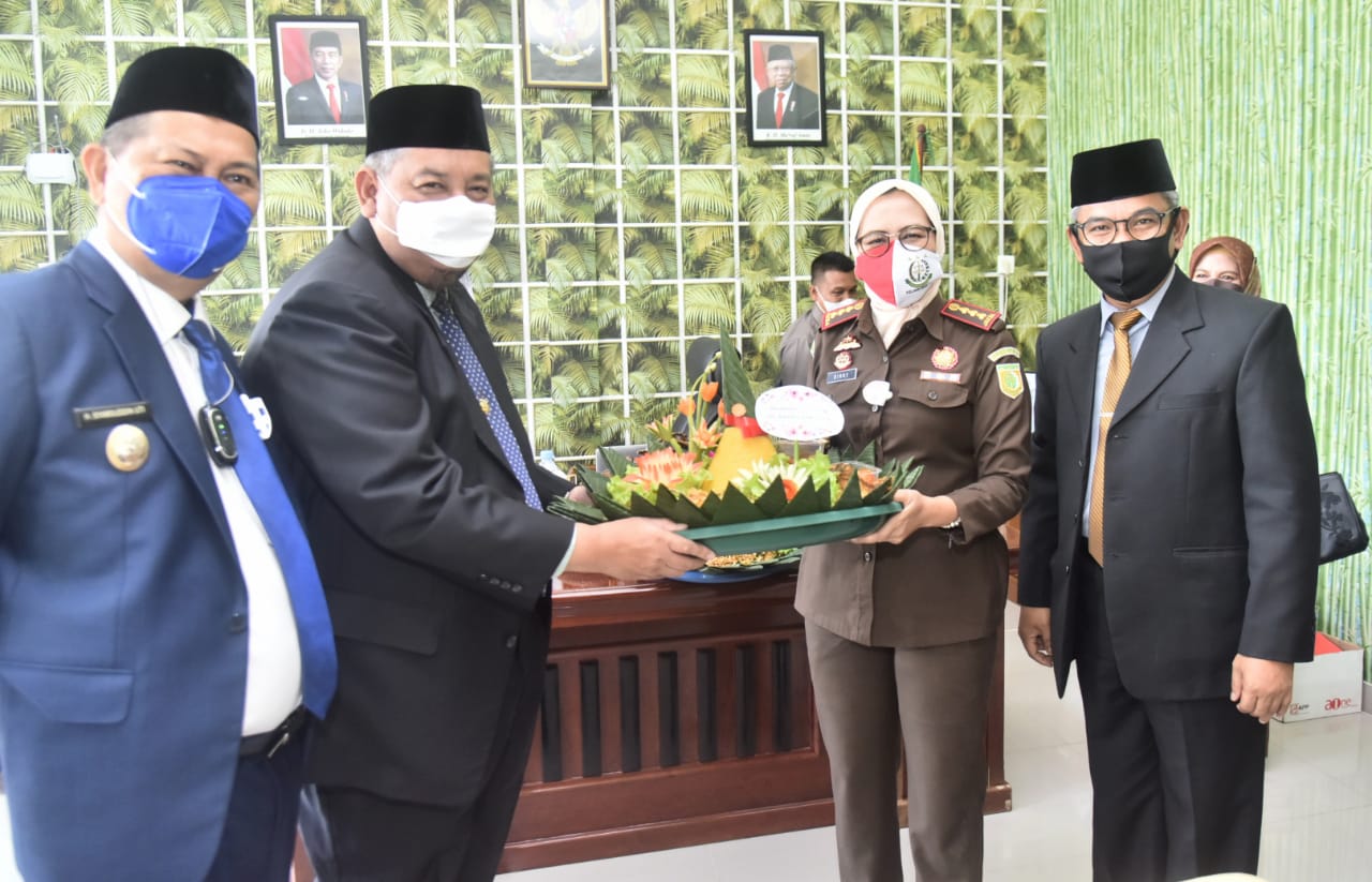 Kadis Parporabud Inhil Berikan Kejutan di Hari Jadi Kajari Tembilahan