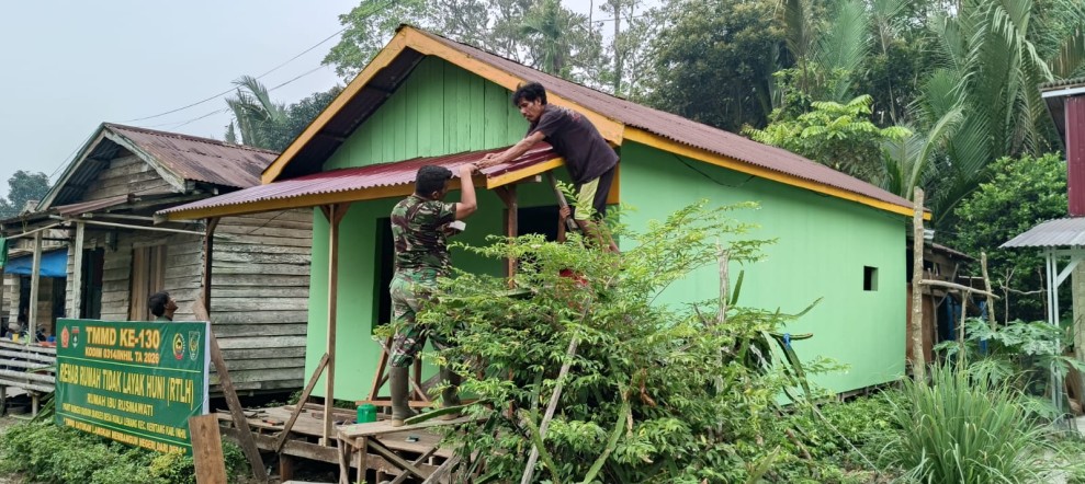 Hujan Bukan Penghalang, Satgas TMMD Ke-130 Kodim 0314/Inhil Kejar Target Pembangunan RTLH di Kuala Lemang