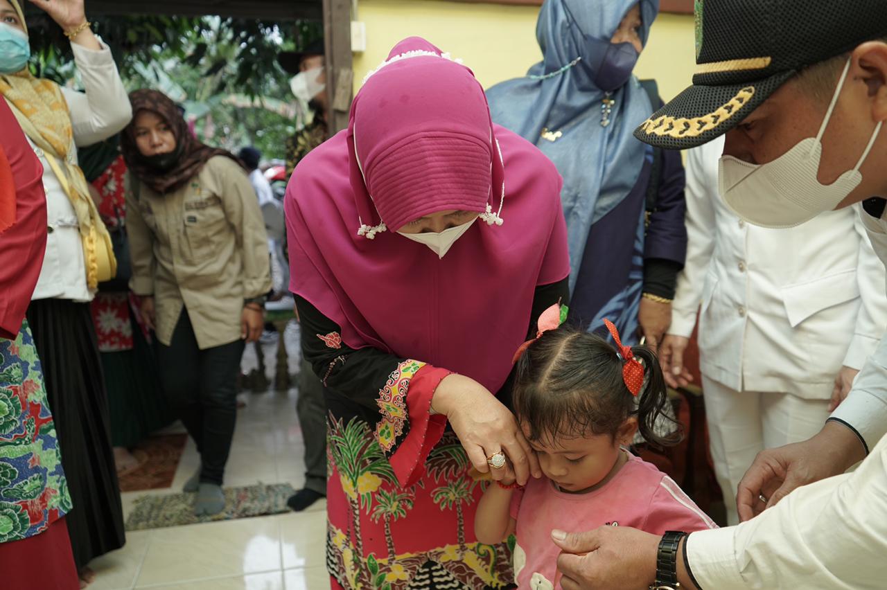 Hj Zulaikhah Wardan Jenguk Balita Hidrosefalus dan Gizi Buruk di Kecamatan Kempas