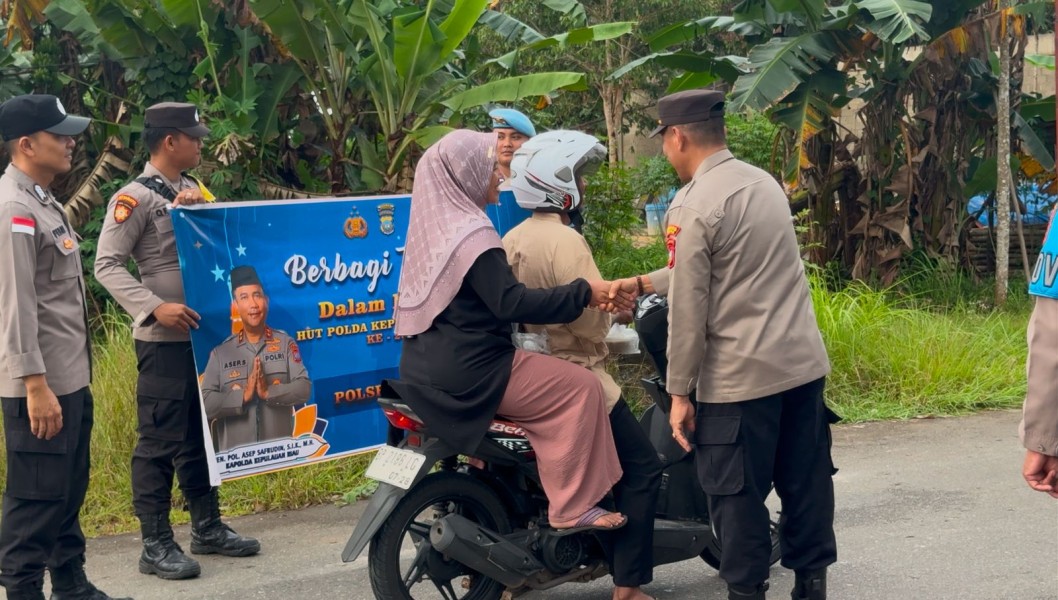 Polsek Daik Lingga Bagikan Ratusan Takjil Ramadhan 1446 H Dalam Rangka HUT ke-20 Polda Kepri kepada Masyarakat.