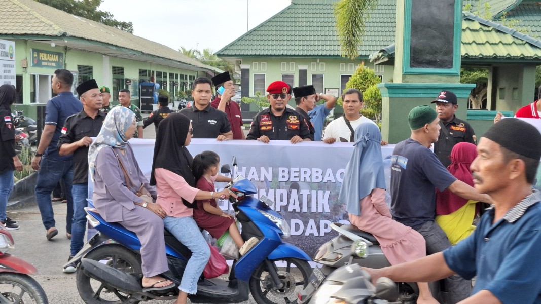 Elemen Masyarakat Kota Tembilahan Dukung UU TNI melalui Aksi Sosial Pembagian Takjil